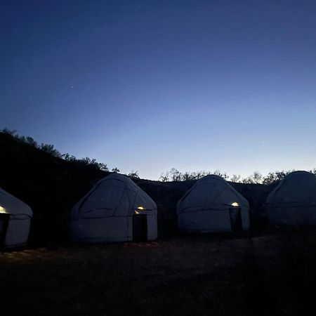 ホテル Kyzylkum Nights Camp & Family Yurt Nurota エクステリア 写真