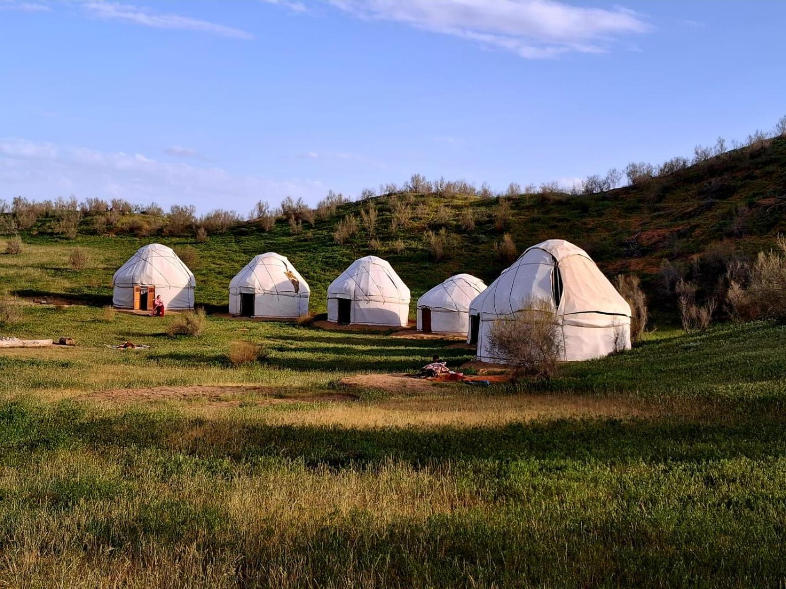 ホテル Kyzylkum Nights Camp & Family Yurt Nurota エクステリア 写真