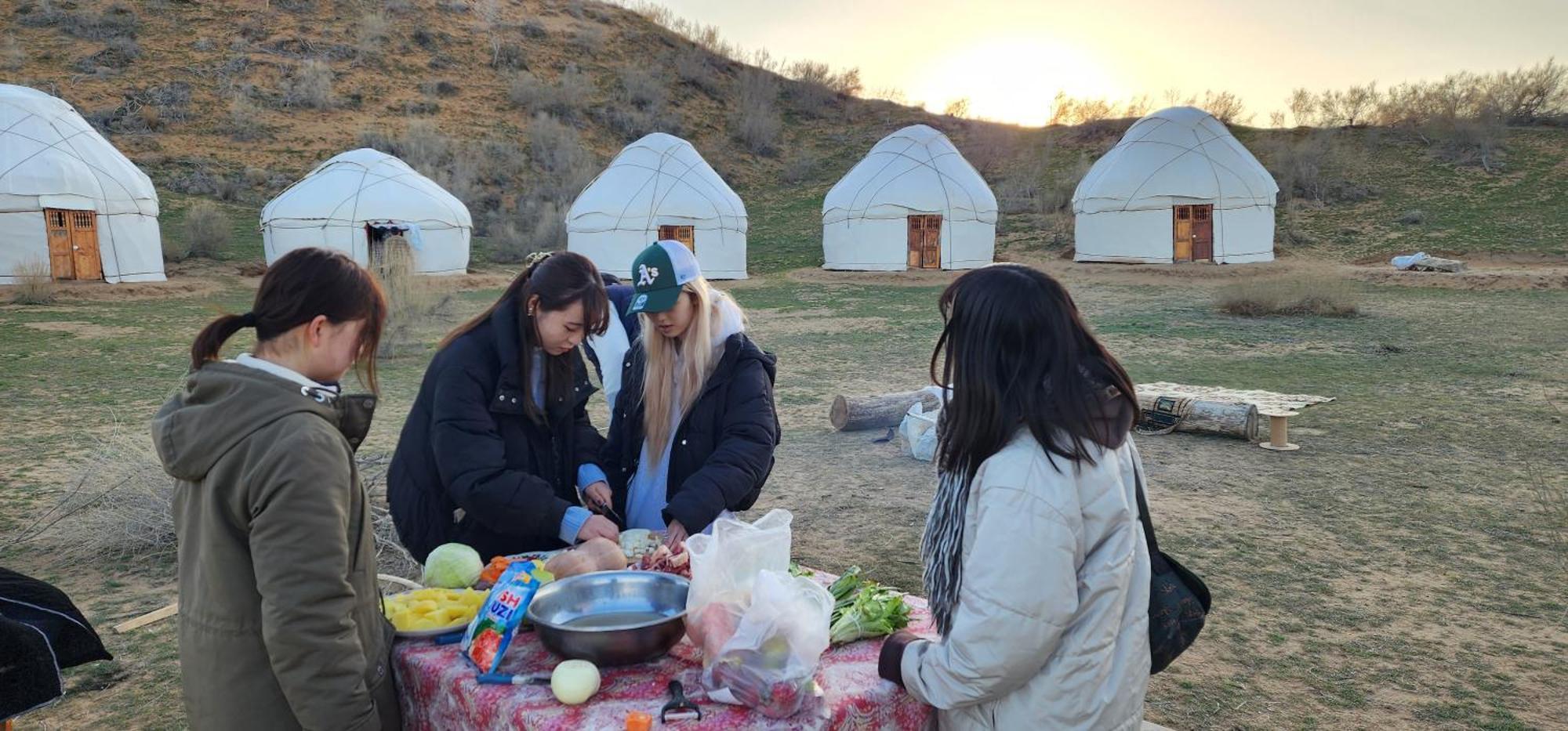 ホテル Kyzylkum Nights Camp & Family Yurt Nurota エクステリア 写真