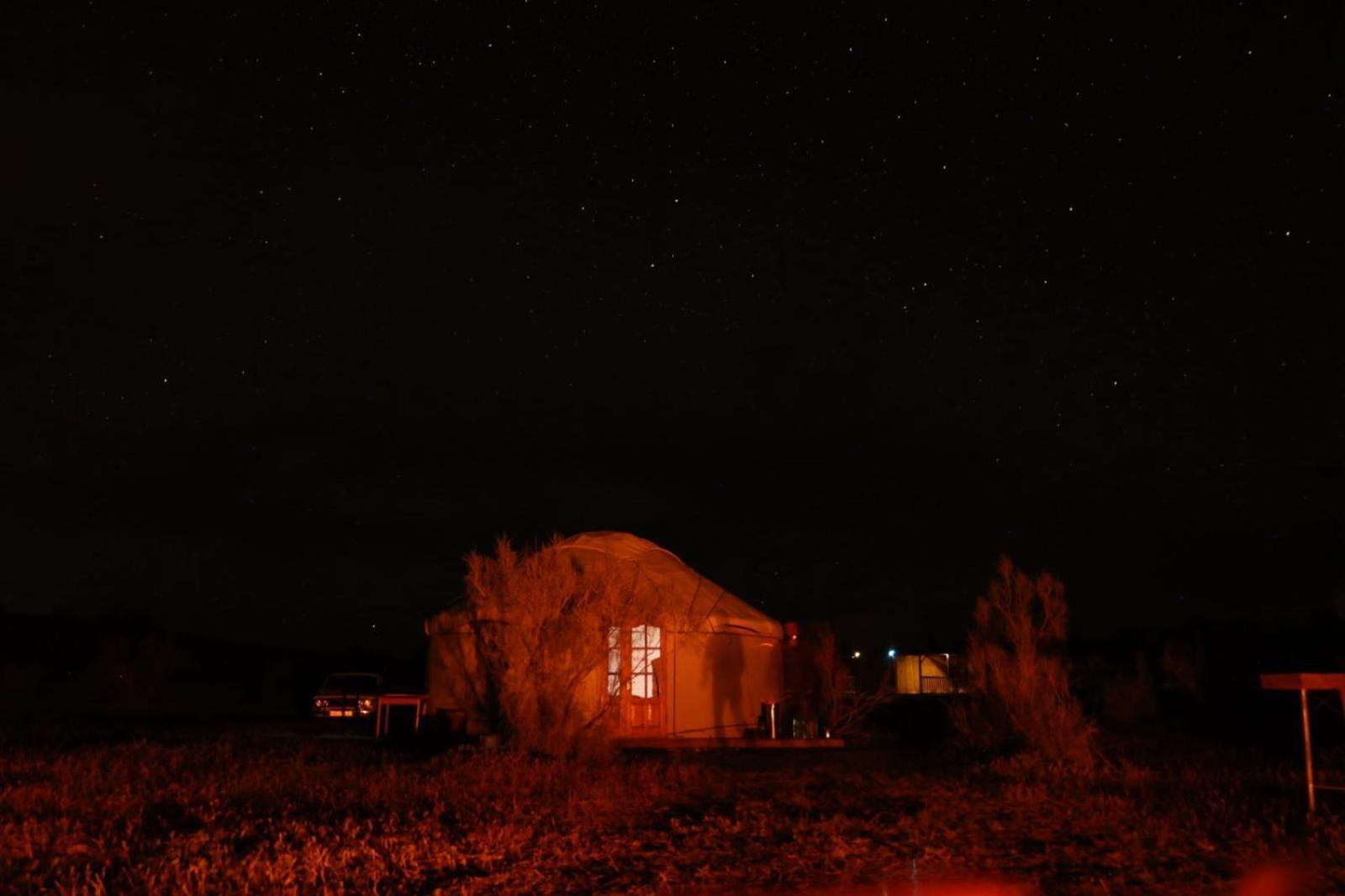 ホテル Kyzylkum Nights Camp & Family Yurt Nurota エクステリア 写真