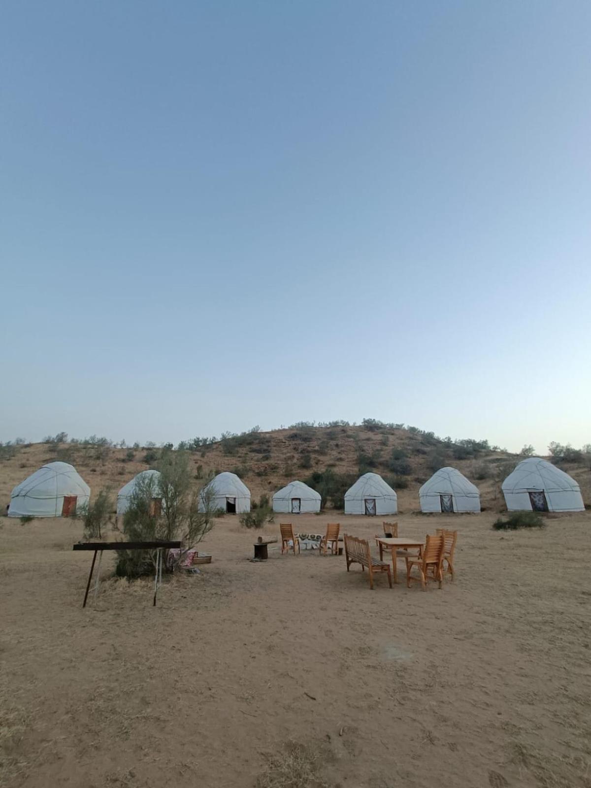 ホテル Kyzylkum Nights Camp & Family Yurt Nurota エクステリア 写真