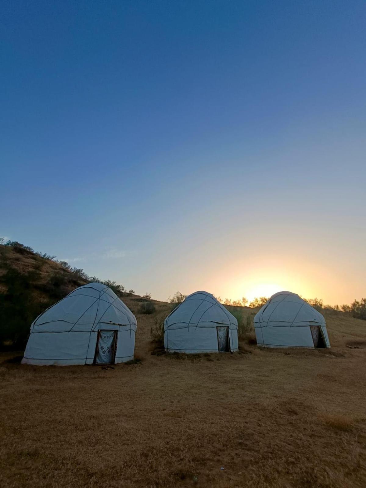 ホテル Kyzylkum Nights Camp & Family Yurt Nurota エクステリア 写真