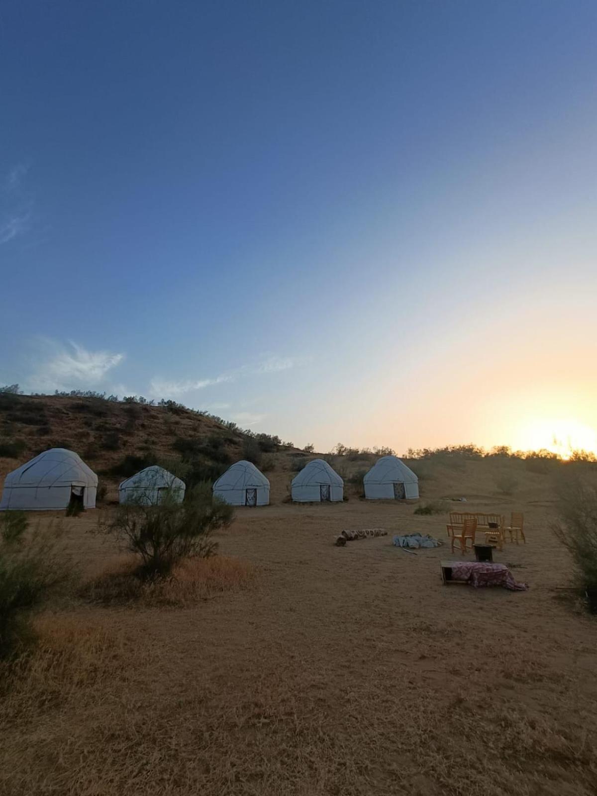 ホテル Kyzylkum Nights Camp & Family Yurt Nurota エクステリア 写真